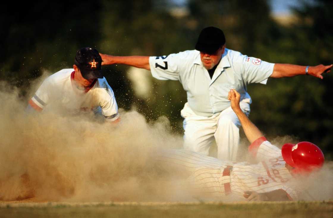 How much do MLB umpires make annually? (Updated salary) How much do MLB umpires make annually? (Updated salary)