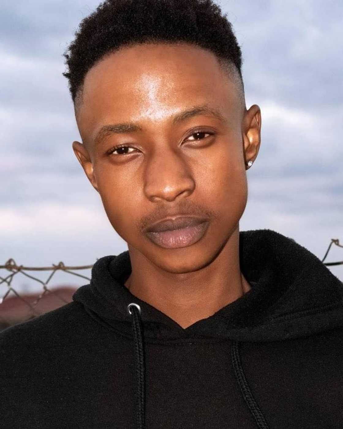 Social media users guessed that the man caught eating leftovers was taking content Social media users guessed that the man caught eating leftovers was taking content