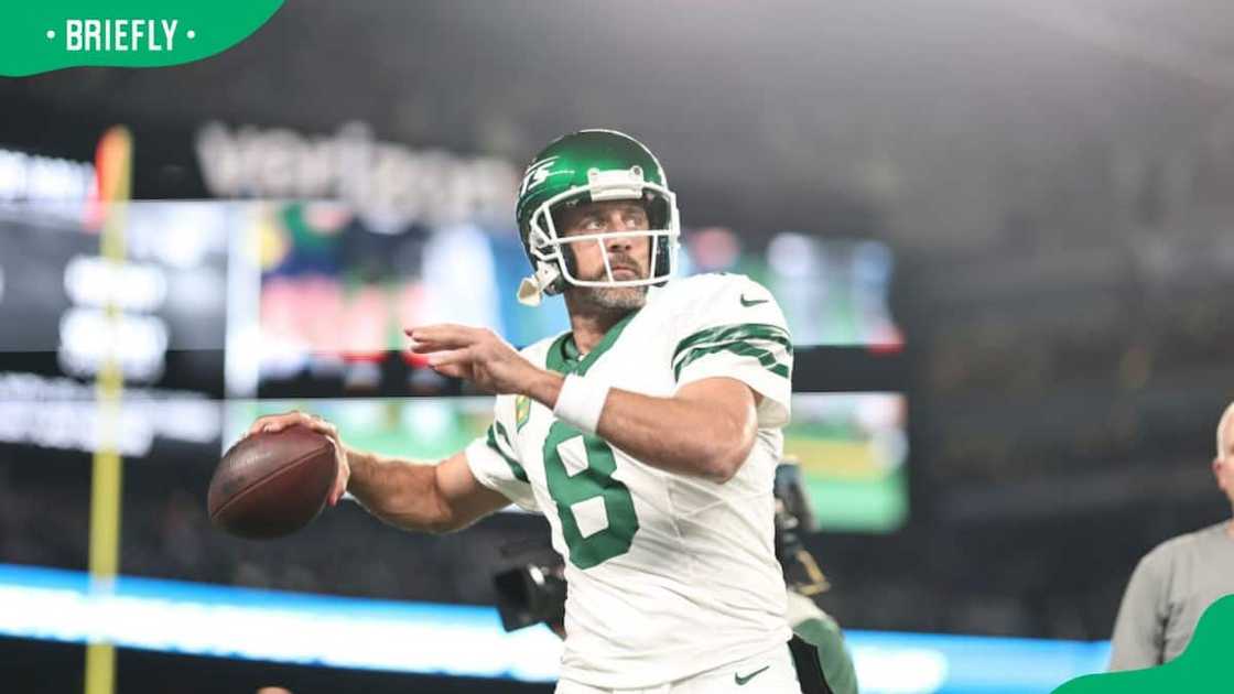 does Aaron Rodgers speak to his parents? does Aaron Rodgers speak to his parents?