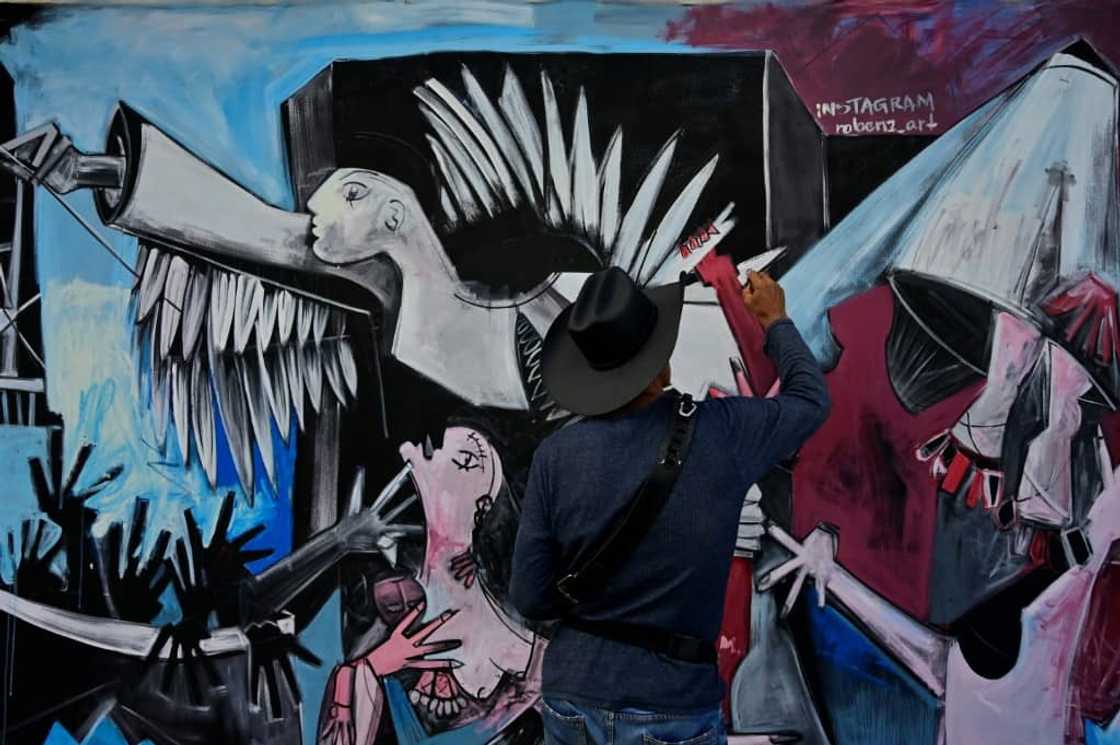 Mexican artist Roberto Marquez wants his painting to be a "message of support" for families of the 10 missing miners Mexican artist Roberto Marquez wants his painting to be a "message of support" for families of the 10 missing miners