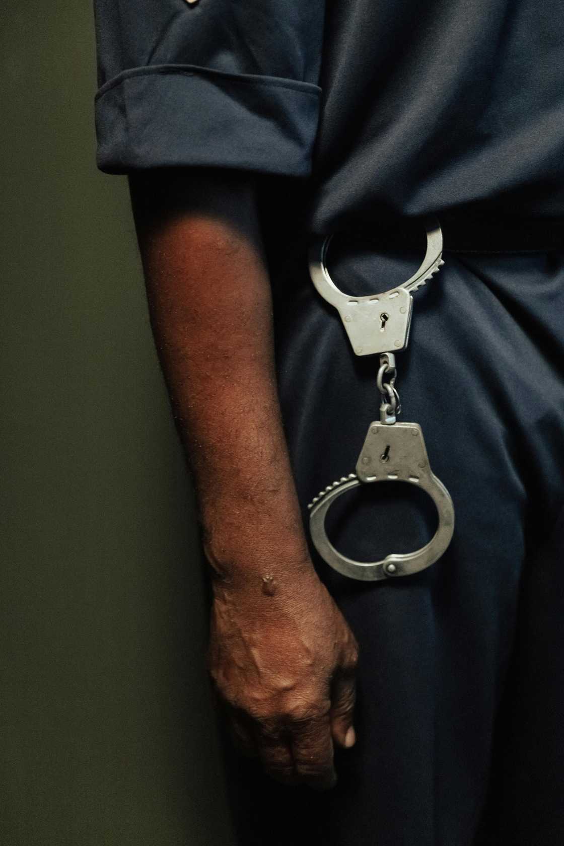 Woman allegedly arrested for arresting men Woman allegedly arrested for arresting men