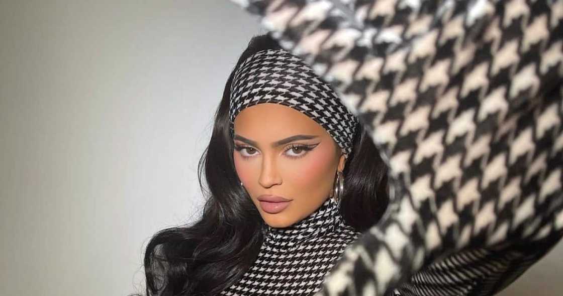 Kylie Jenner Criticised for Asking Fans to Donate Money for Makeup Artist's Medical bill Kylie Jenner Criticised for Asking Fans to Donate Money for Makeup Artist's Medical bill