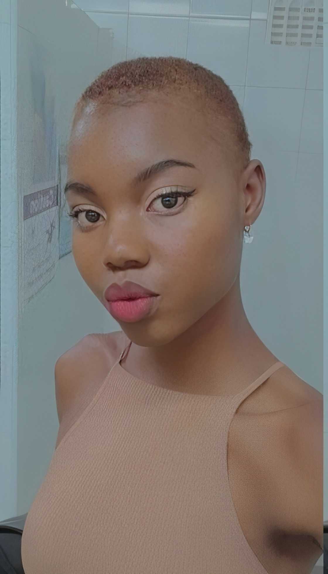 A young woman graduated from Rhodes University after self-funding her studies. A young woman graduated from Rhodes University after self-funding her studies.