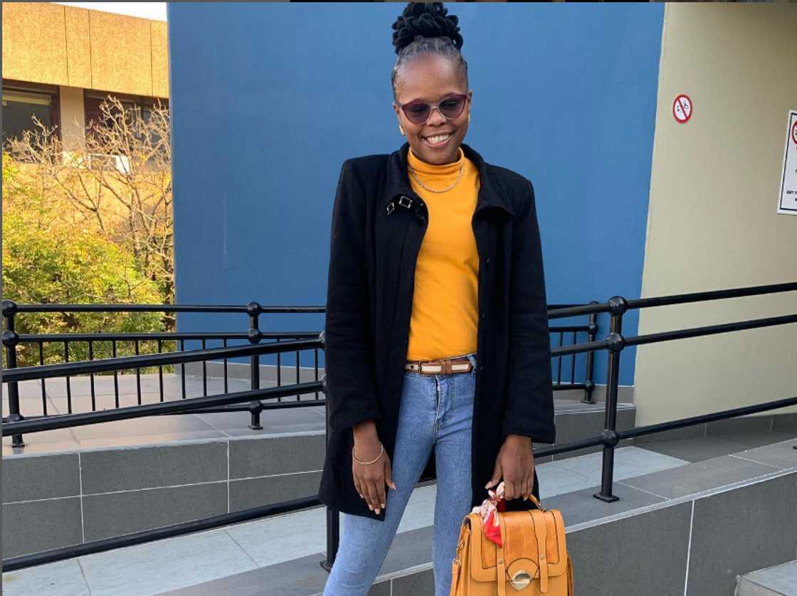 Social media users were touched after seeing a young woman carrying twins on her back Social media users were touched after seeing a young woman carrying twins on her back