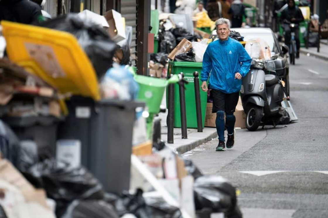 Thousands of tonnes of rubbish have been piling up on Paris pavements Thousands of tonnes of rubbish have been piling up on Paris pavements
