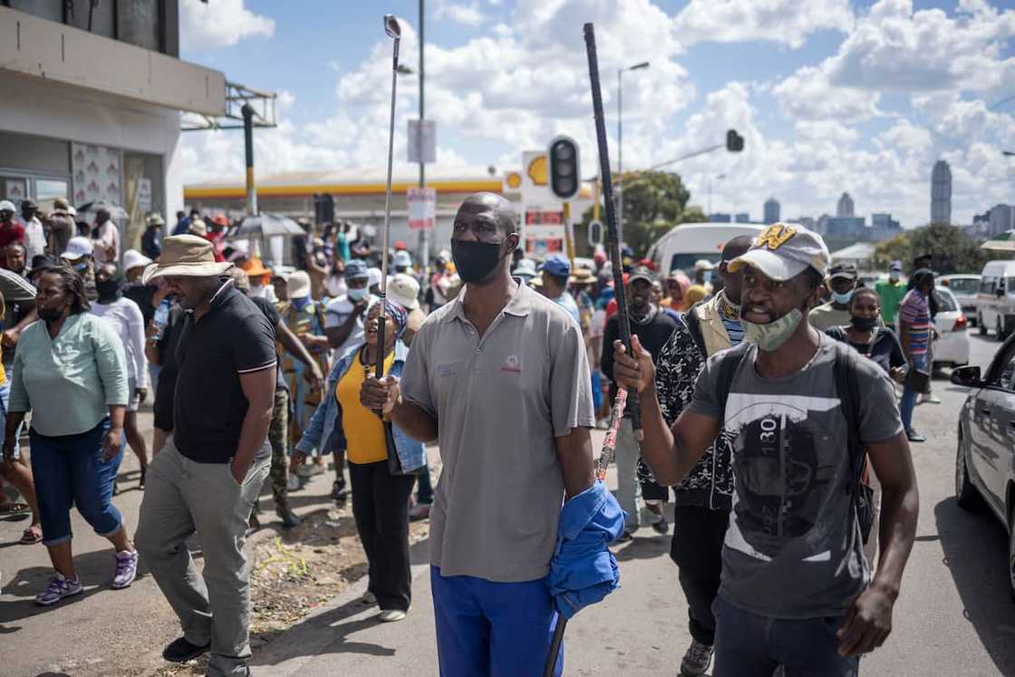 Foreign Shop Owners Slam Ramaphosa for His Absence As Operation Dudula Sweeps Across Alexandra: "Where is He?" Foreign Shop Owners Slam Ramaphosa for His Absence As Operation Dudula Sweeps Across Alexandra: "Where is He?"