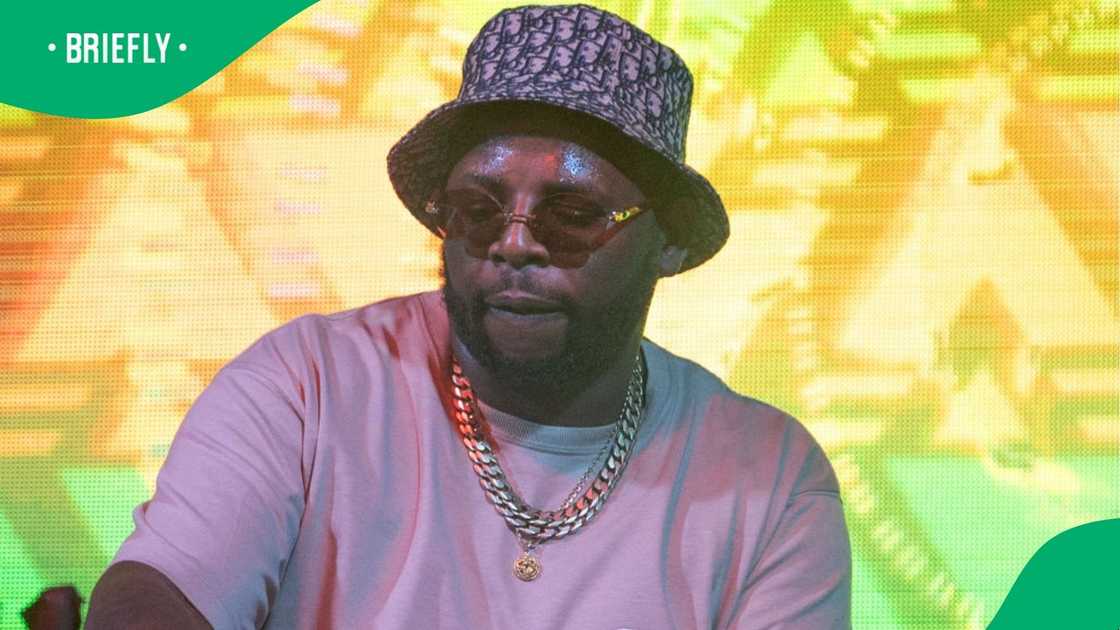DJ Maphorisa's fan makes move to kiss him during gig DJ Maphorisa's fan makes move to kiss him during gig