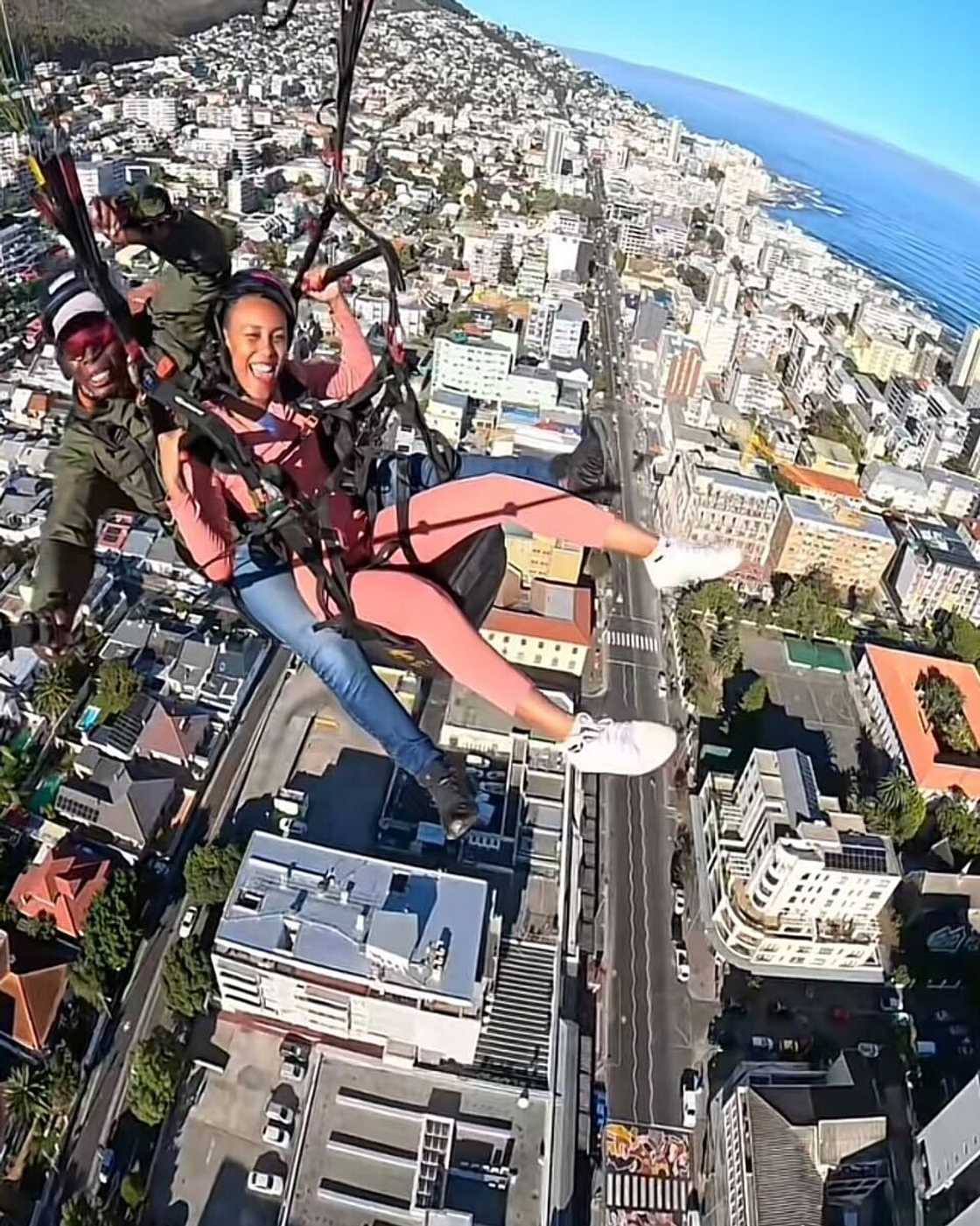 A South African couple’s fun paragliding birthday in Cape Town entertained Mzansi. A South African couple’s fun paragliding birthday in Cape Town entertained Mzansi.