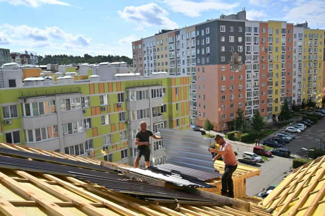 The race is on to repair housing damaged by shelling before the onset of winter The race is on to repair housing damaged by shelling before the onset of winter