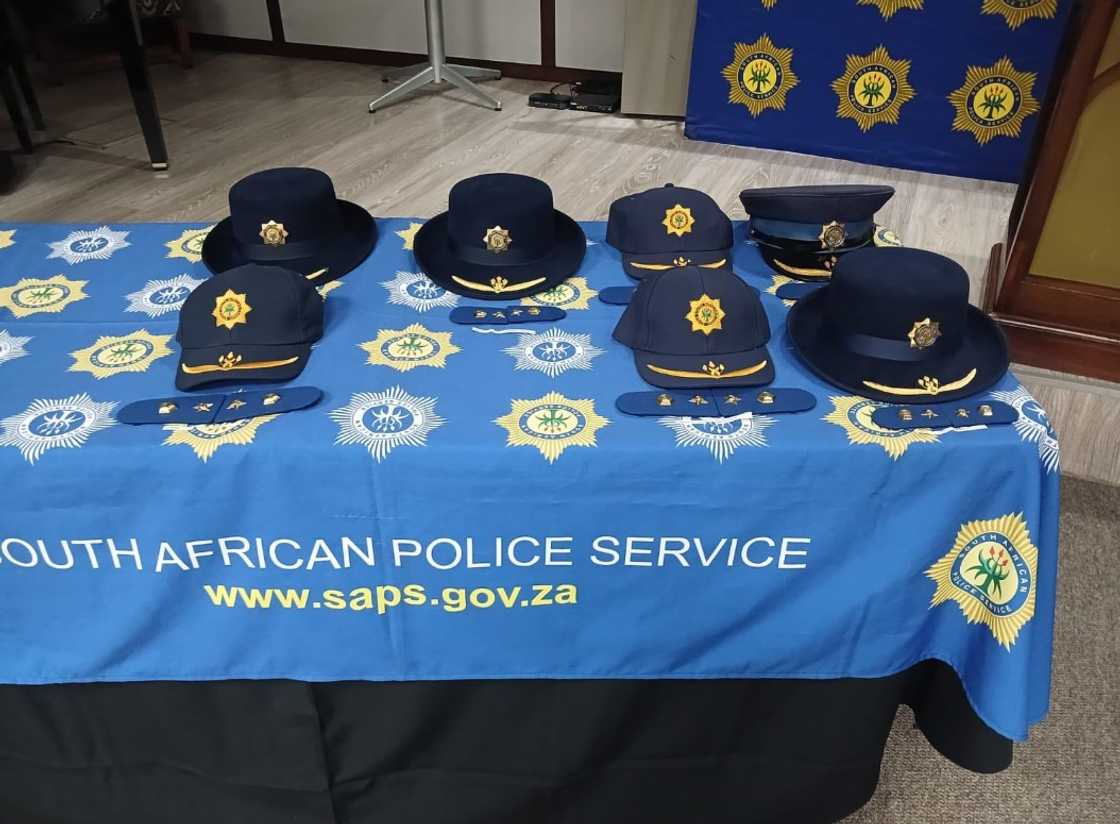 South Africans applaud SAPS