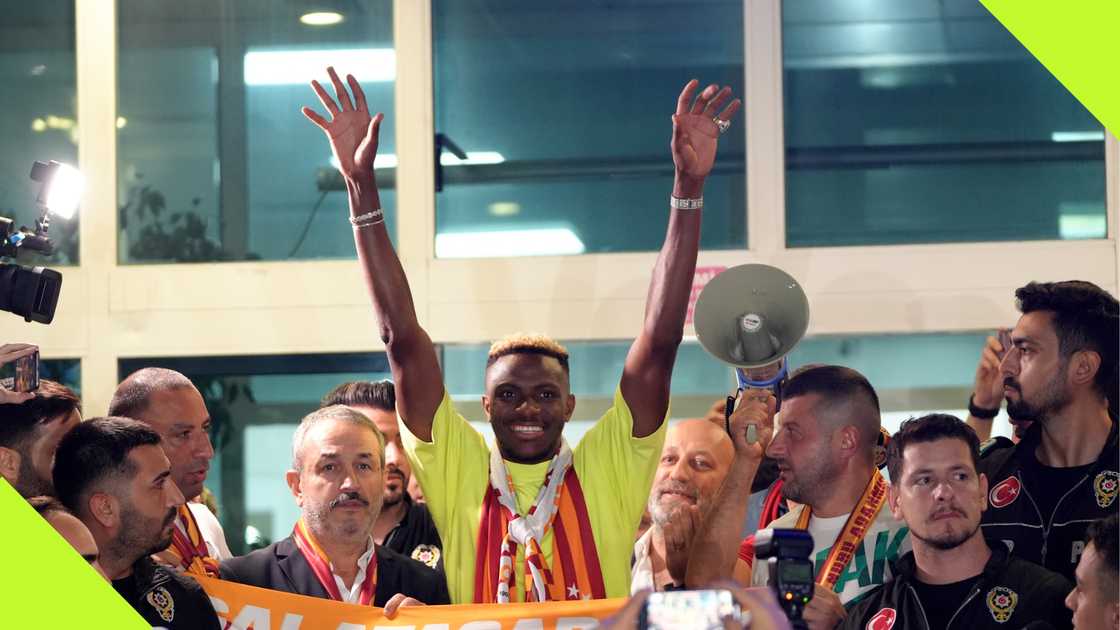 Victor Osimhen waves to Galatasaray fans after arriving at Istanbul.