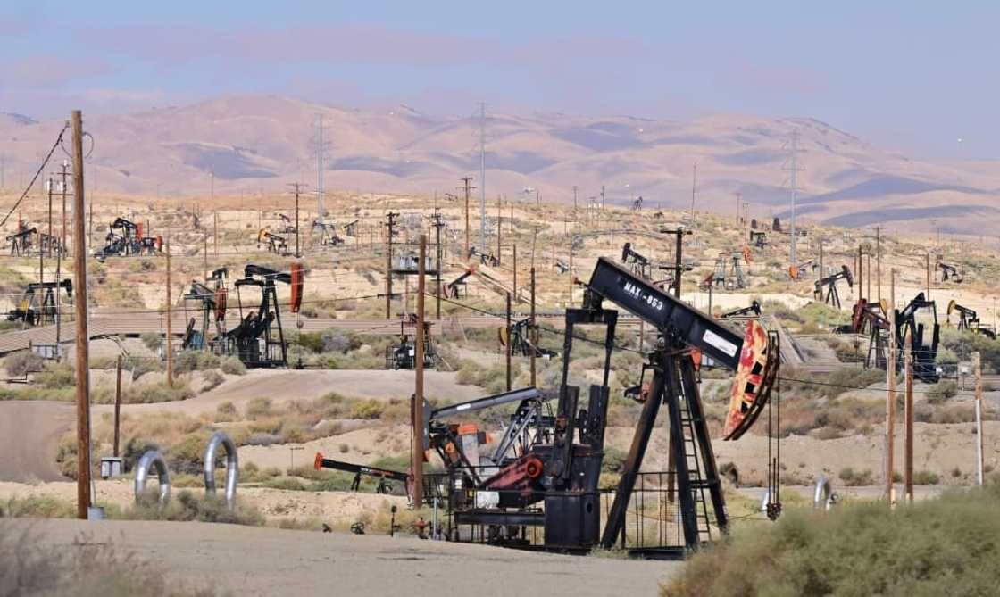 Oil jacks dot the landscape around Taft Oil jacks dot the landscape around Taft