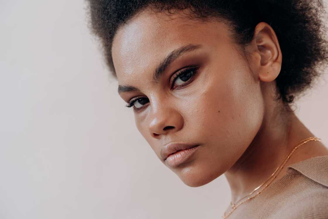 A woman with an expressionless face.