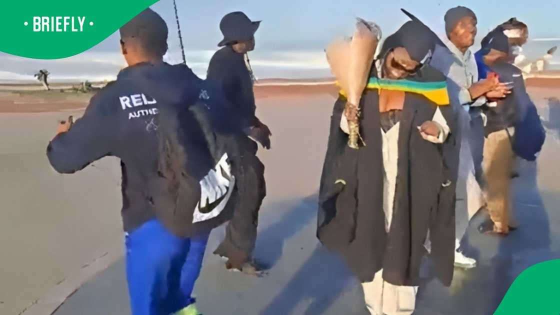 Graduate celebrates with strangers in video Graduate celebrates with strangers in video