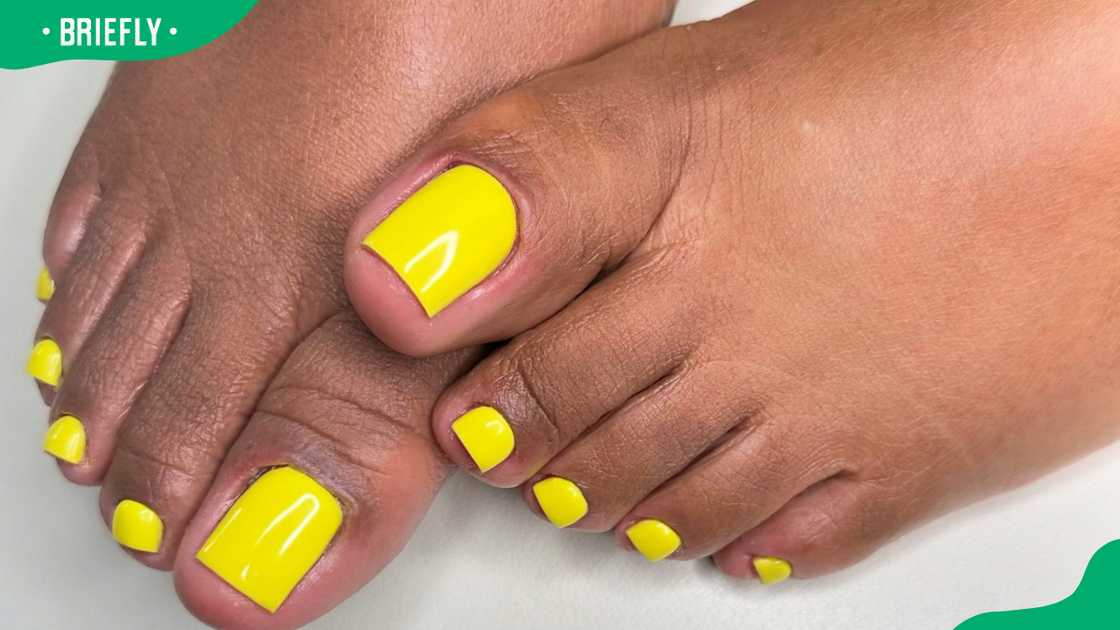 Sunshine yellow summer toenail design