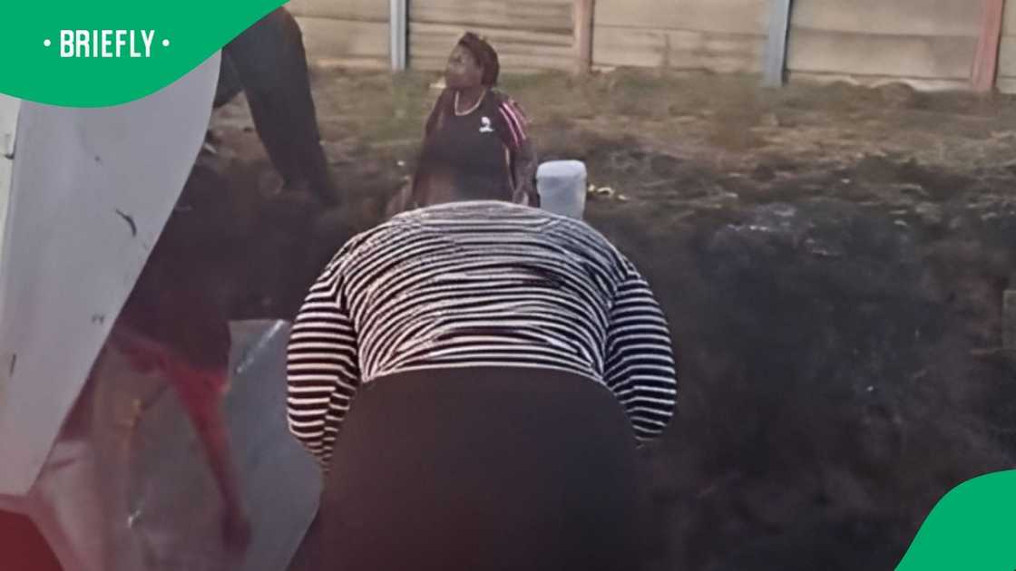Truck looted by residents in video