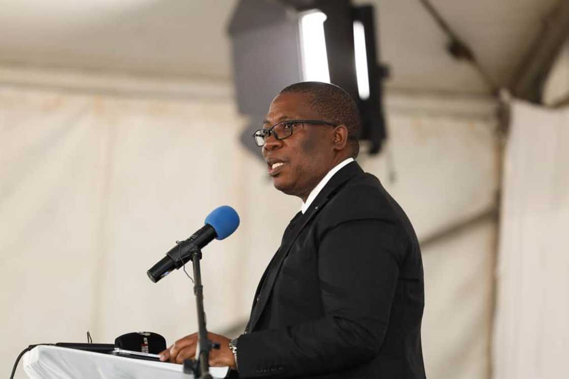 Gauteng Premier, Panyaza Lesufi, got a haircut in the township in a viral video Gauteng Premier, Panyaza Lesufi, got a haircut in the township in a viral video