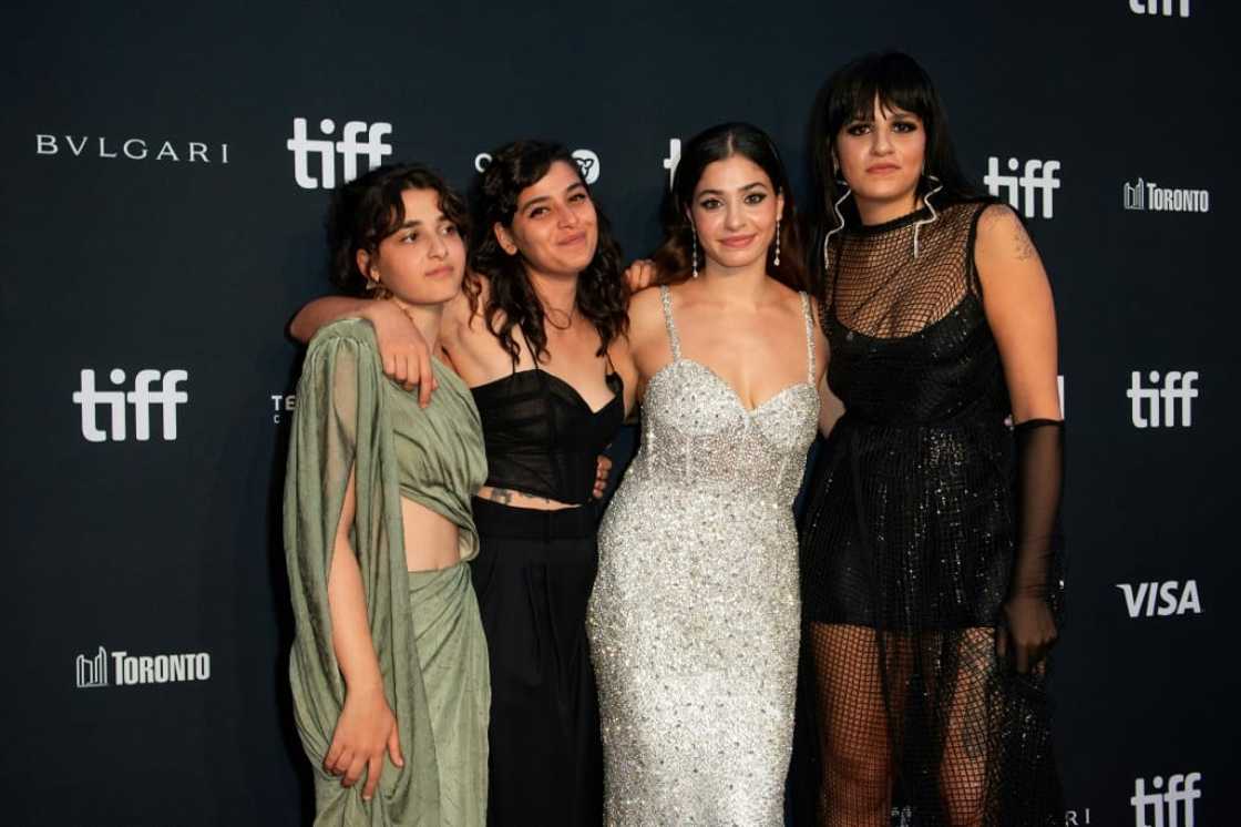 French-Lebanese actresses Nathalie and Manal Issa play Yusra and her sister Sarah French-Lebanese actresses Nathalie and Manal Issa play Yusra and her sister Sarah