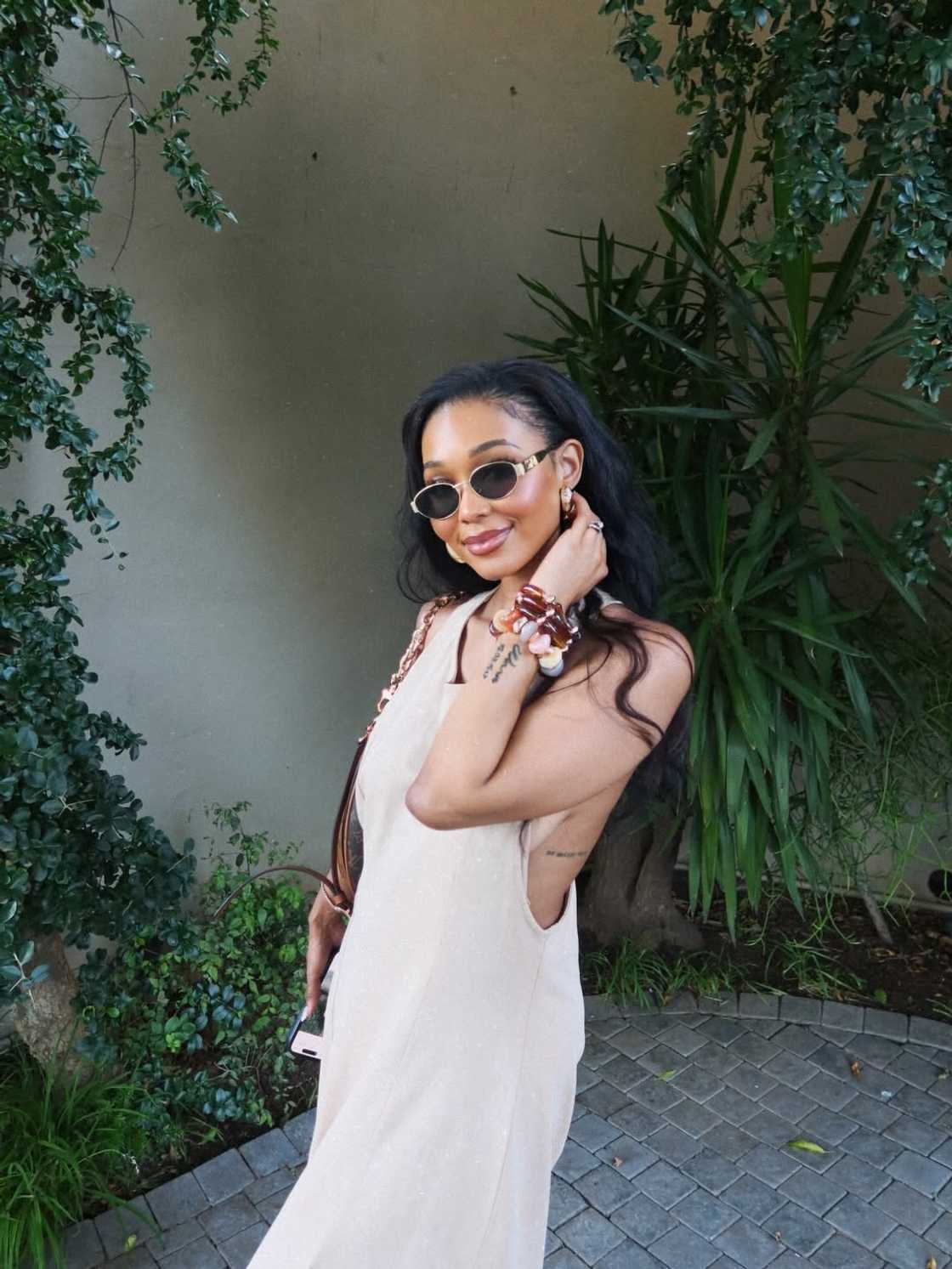 Others compared the mother’s look and laugh to those of international celebrities