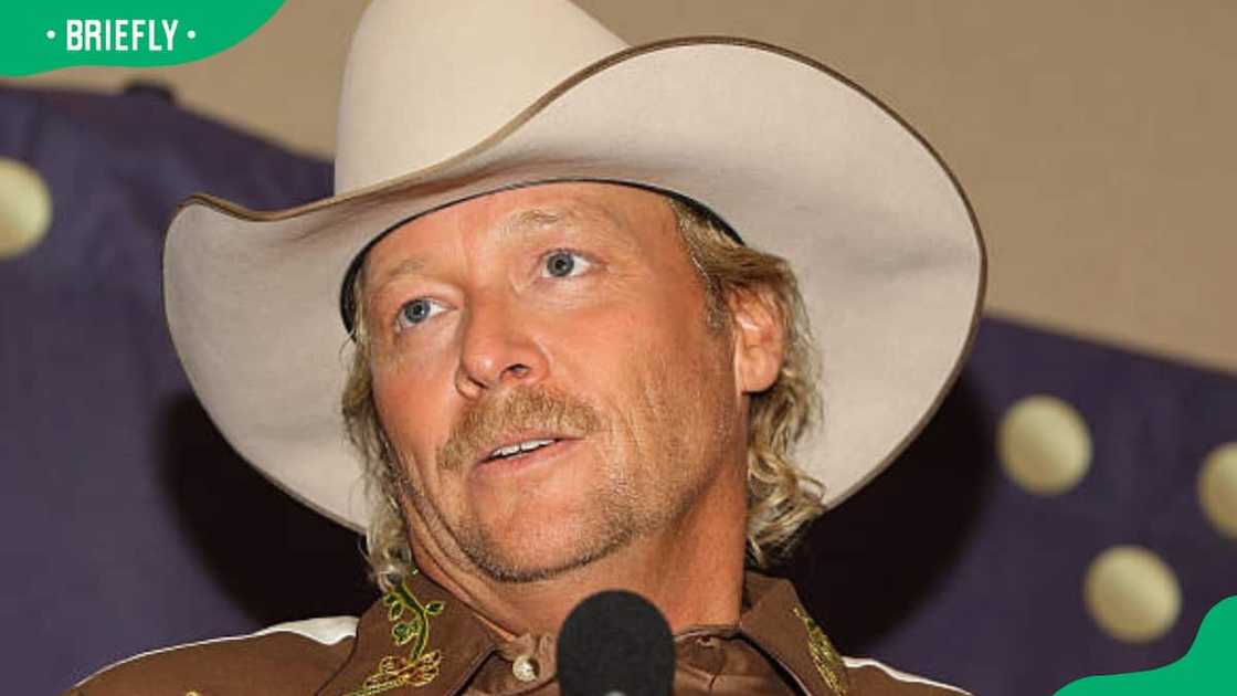 Alan Jackson poses during the 2008 CMT Music Awards Alan Jackson poses during the 2008 CMT Music Awards