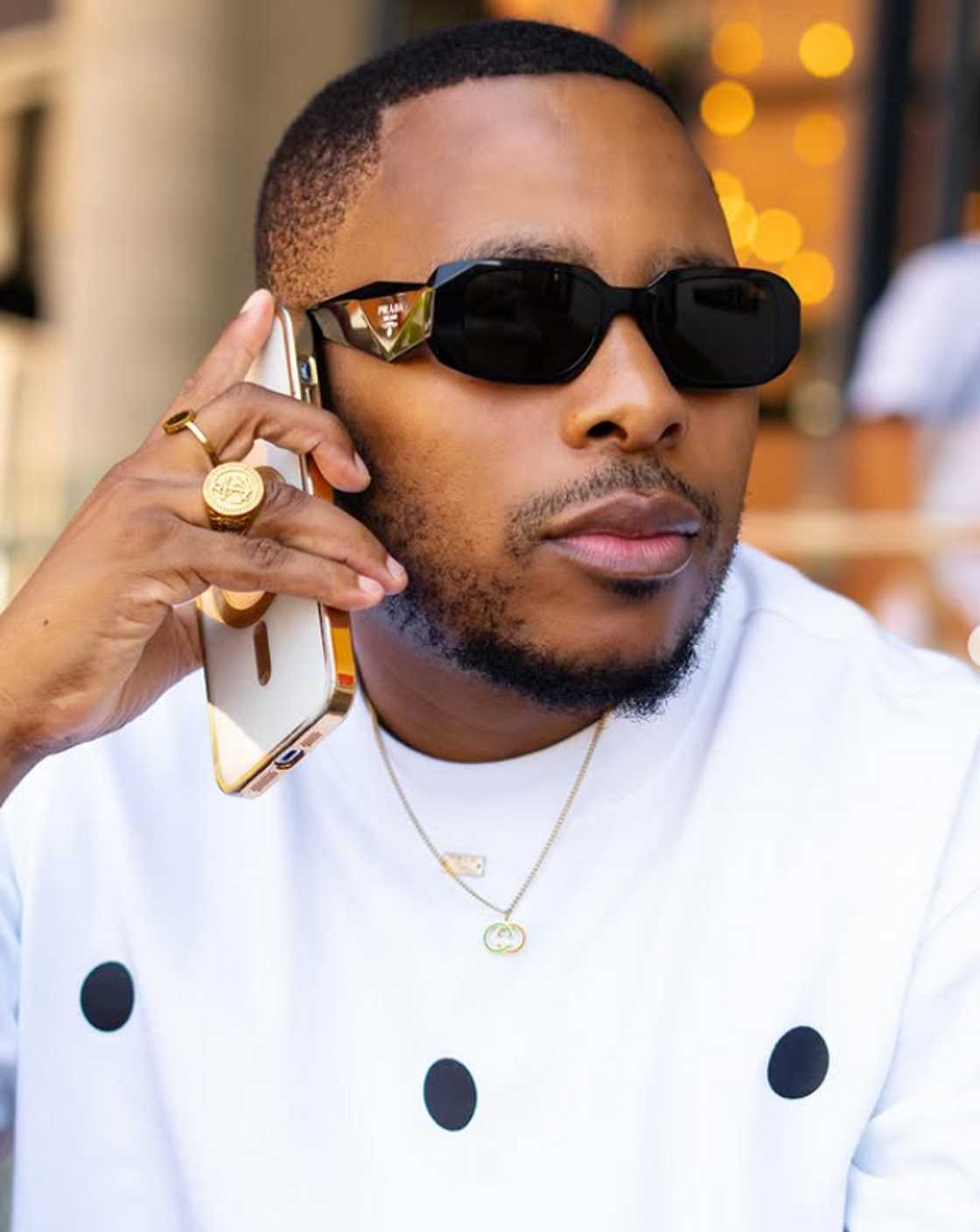 L-Tido advised men on the correct way to eat a banana. L-Tido advised men on the correct way to eat a banana.