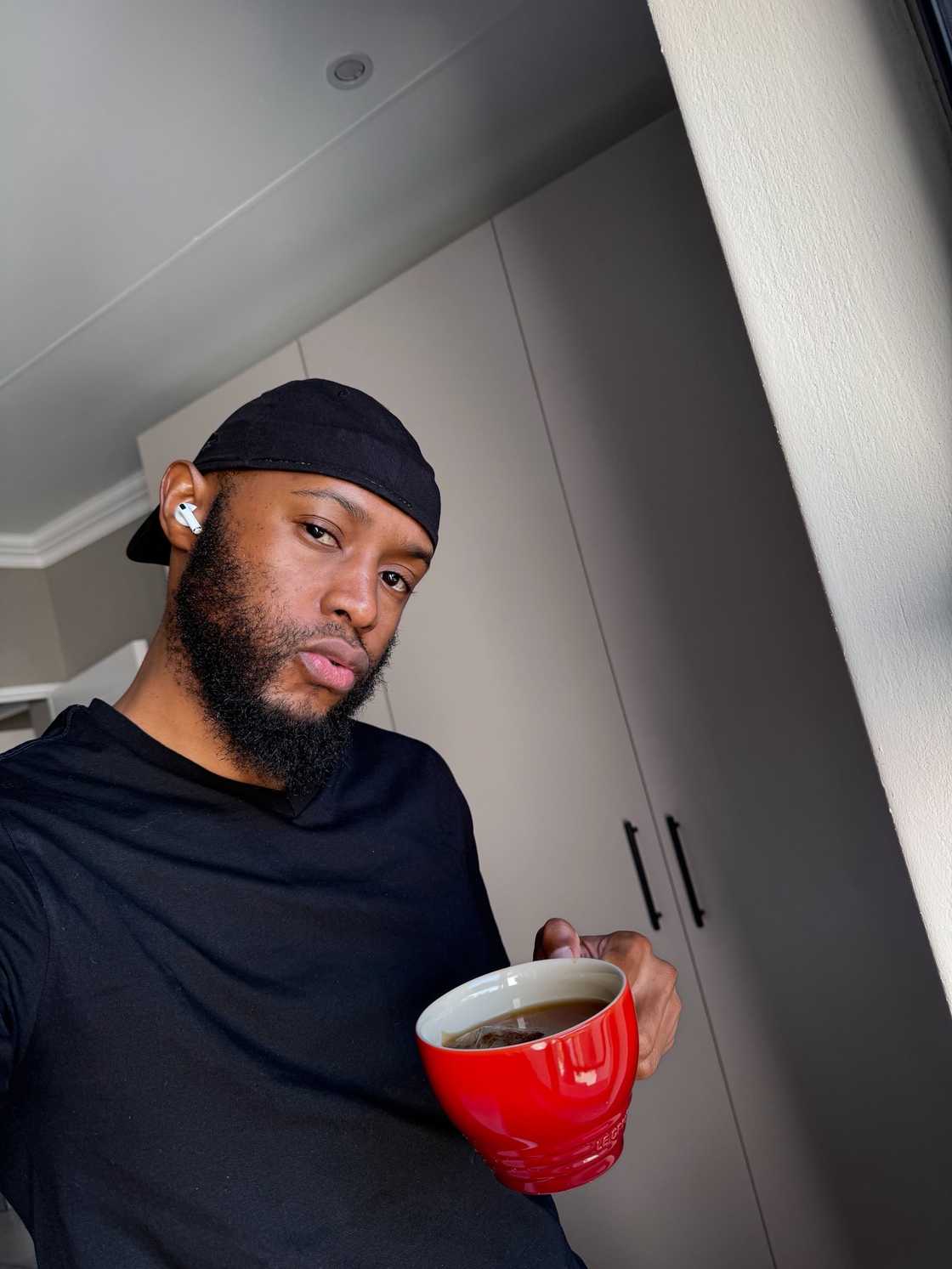 Online users criticised Mohale Motaung's reaction to Somizi Mhlongo's dress