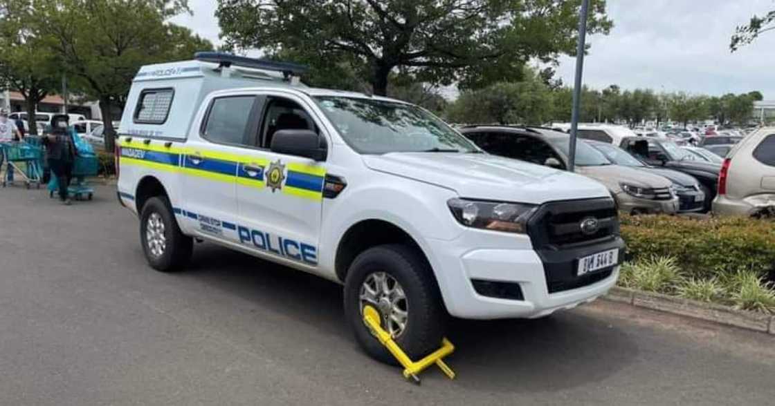 South African Police Service, SAPS, Police, Vehicle, Wheel, Clamp, Shopping centre, Mall, Amajuba Mall, Newcastle, KwaZulu Natal, Twitter