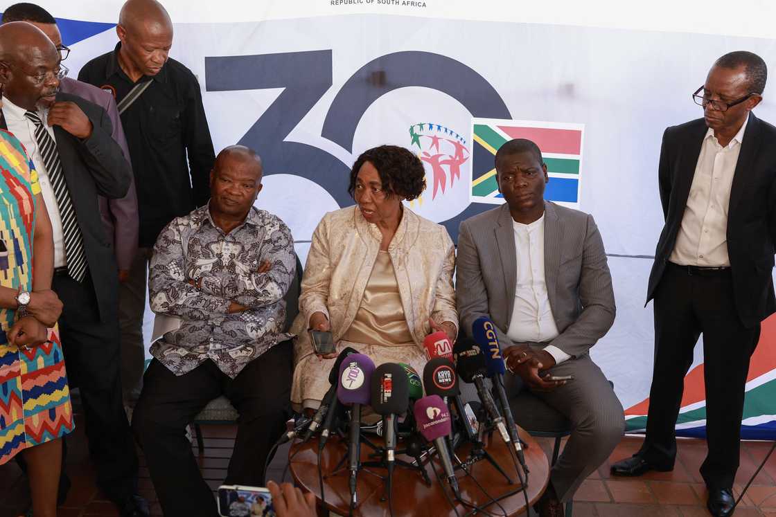 Bantu Holomisa and Angie Motshekga during the press briefing Bantu Holomisa and Angie Motshekga during the press briefing