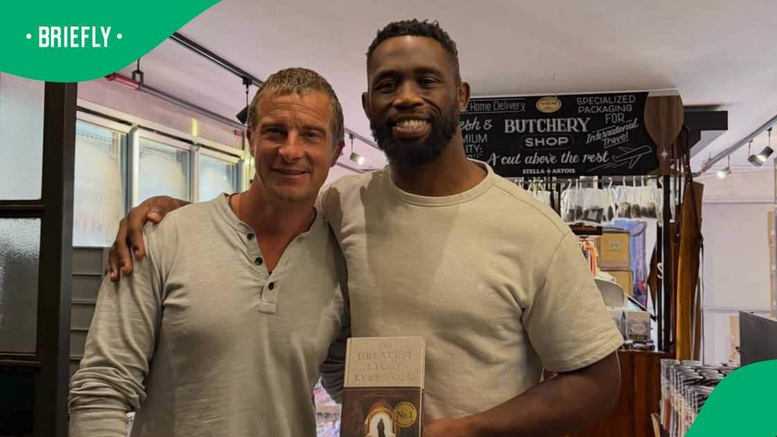 Bear Grylls welcomed to South Africa by Siya Kolisi Bear Grylls welcomed to South Africa by Siya Kolisi