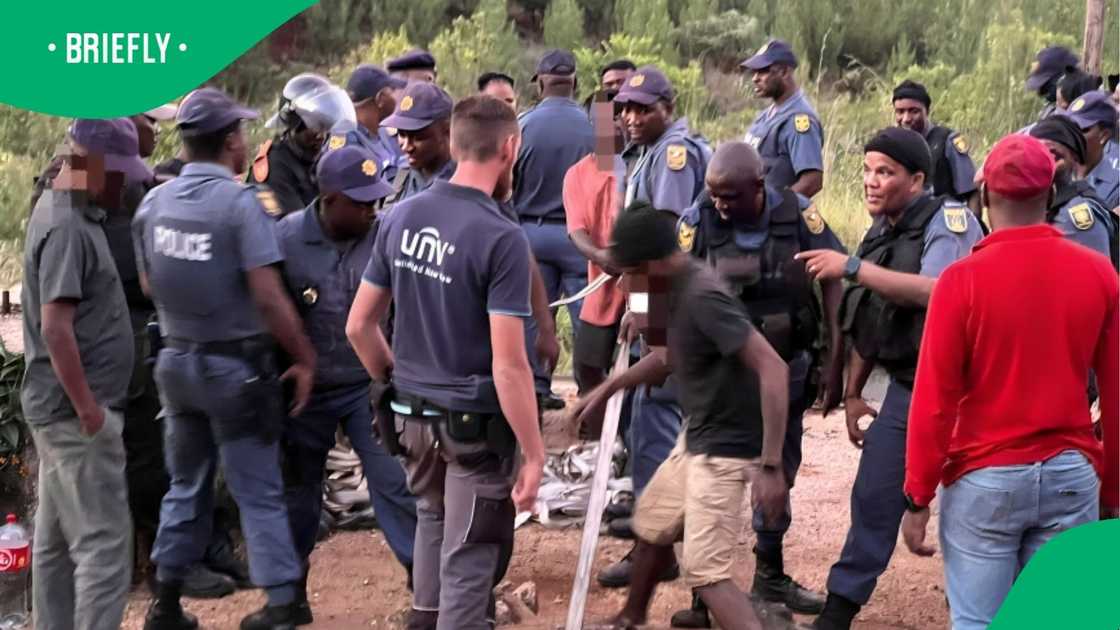 3 Confirmed dead as 150 miners trapped in abandoned Mpumalanga mine 3 Confirmed dead as 150 miners trapped in abandoned Mpumalanga mine