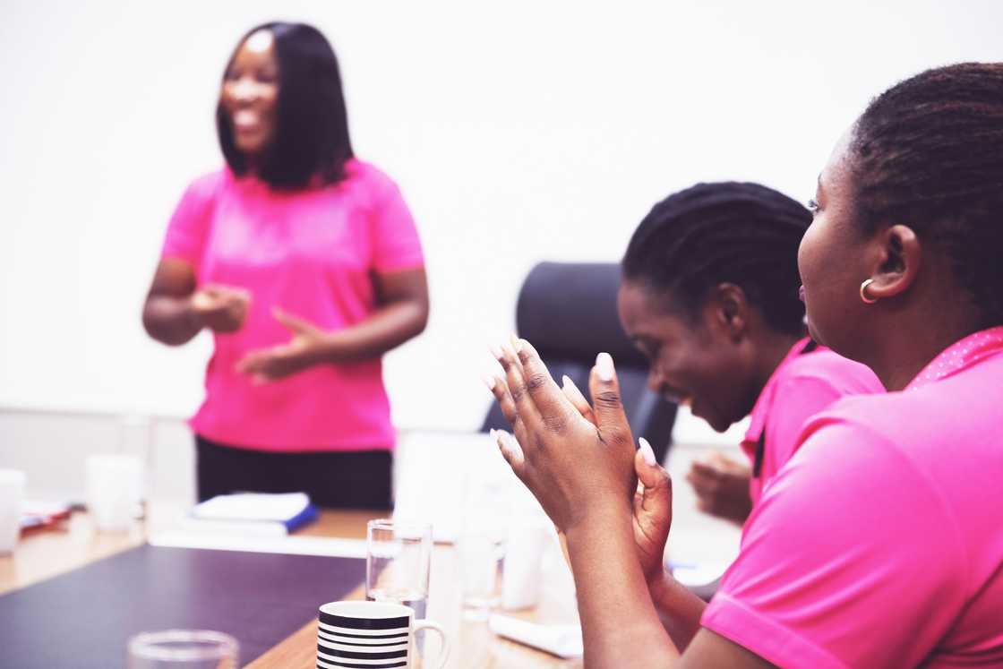 Trainees practise speaking naturally during a short break. Trainees practise speaking naturally during a short break.