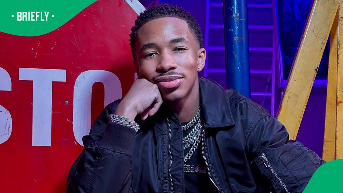 Lasizwe in fun video with sister Khanyi Mbau and friend JoJo. Lasizwe in fun video with sister Khanyi Mbau and friend JoJo.