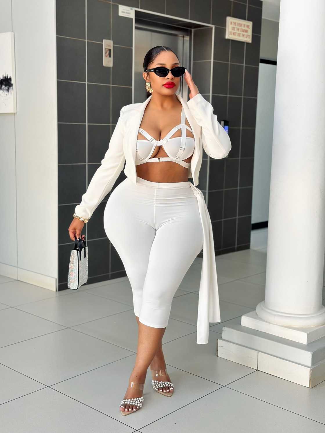 A video of Cindy Makhathini at groove has gone viral.