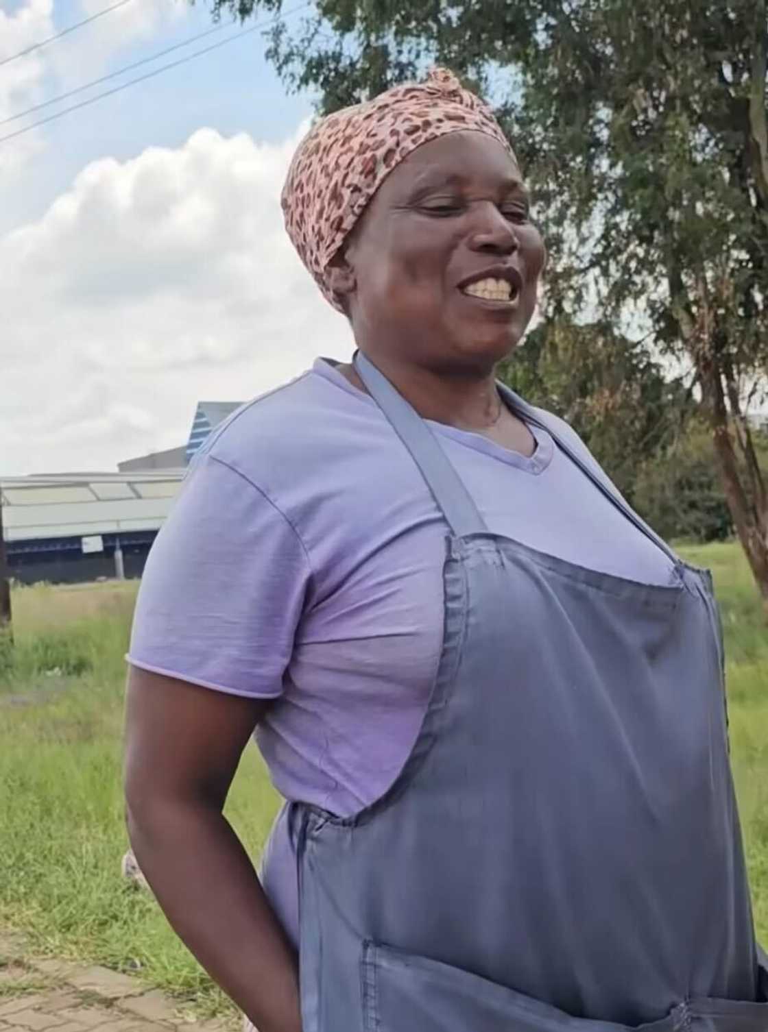 BI Phakathi showered a lady with his generosity in a video that touched many. BI Phakathi showered a lady with his generosity in a video that touched many.