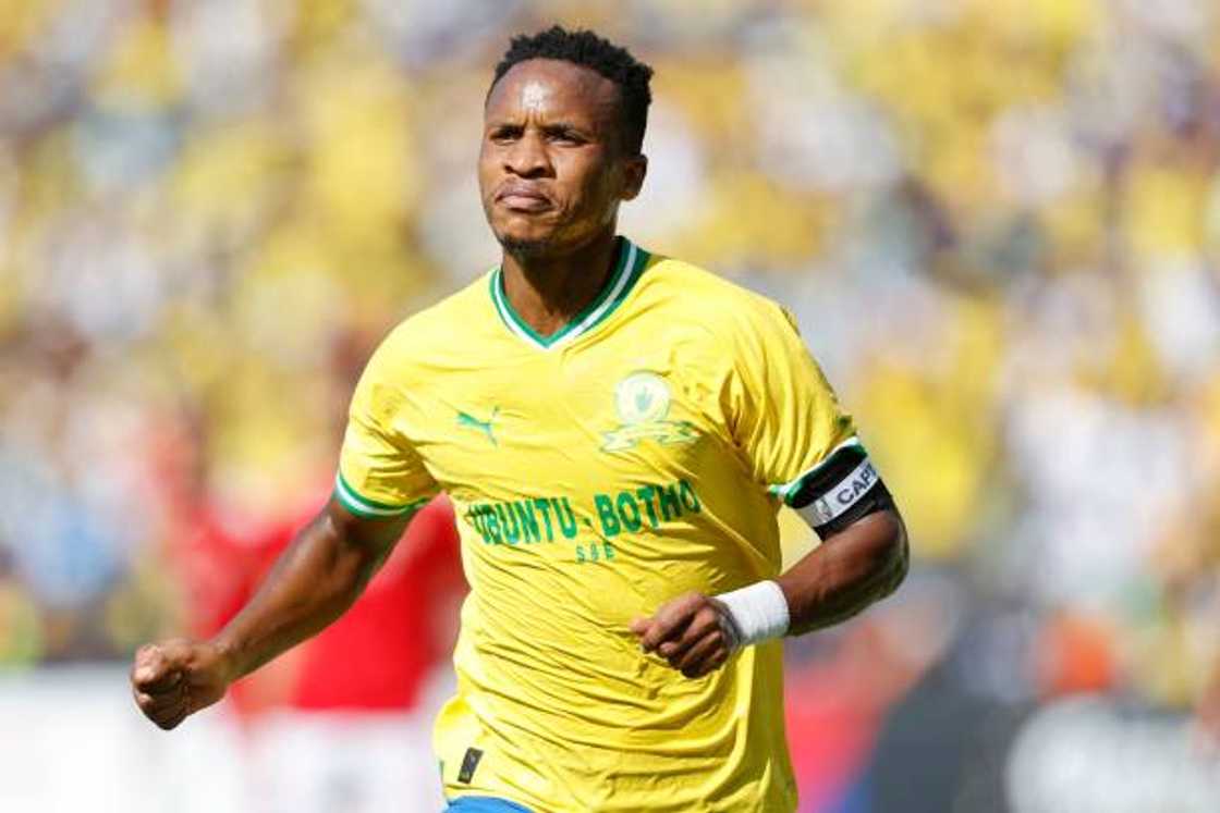 The Mamelodi Sundowns veteran midfielder Themba Zwane is reportedly on the radar of the Soweto giants, Kaizer Chiefs.