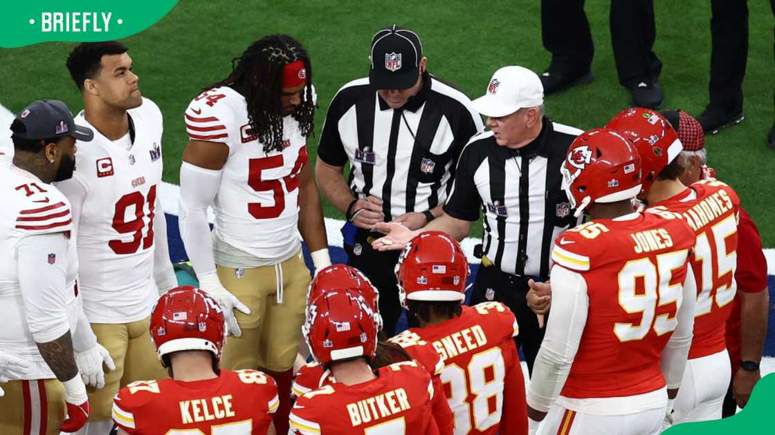 How many people are in an average NFL football team? How many people are in an average NFL football team?