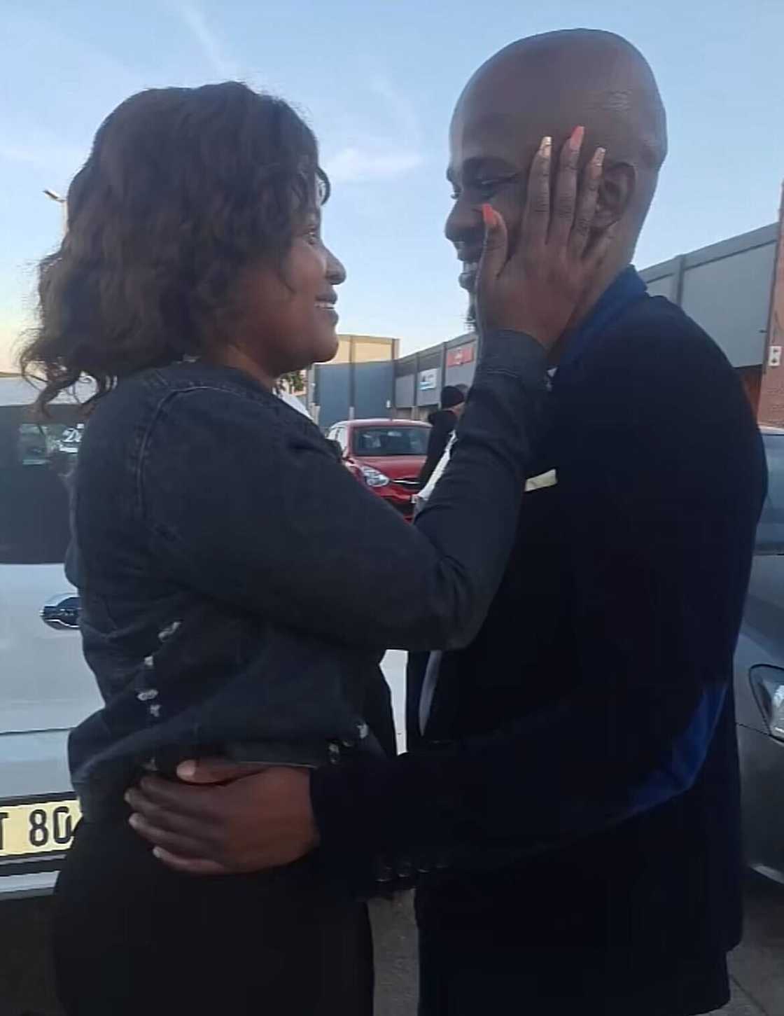 A man proposed to his girlfriend in the store, which left South Africans in awe.