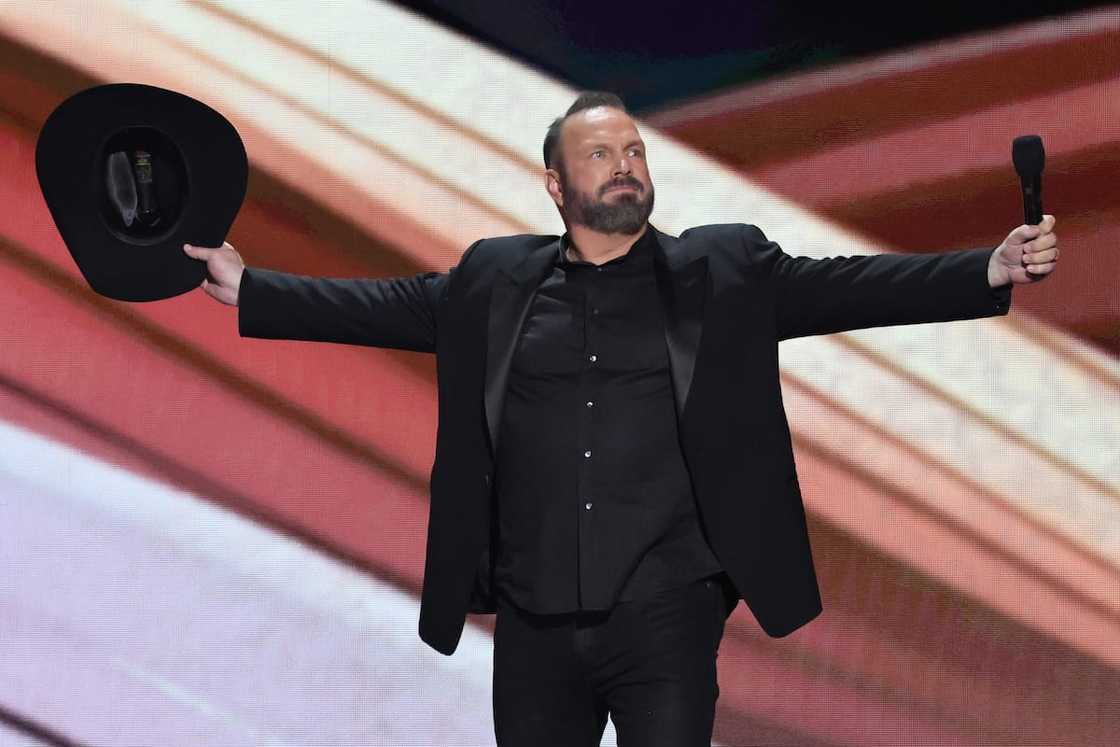 Garth Brooks on stage Garth Brooks on stage
