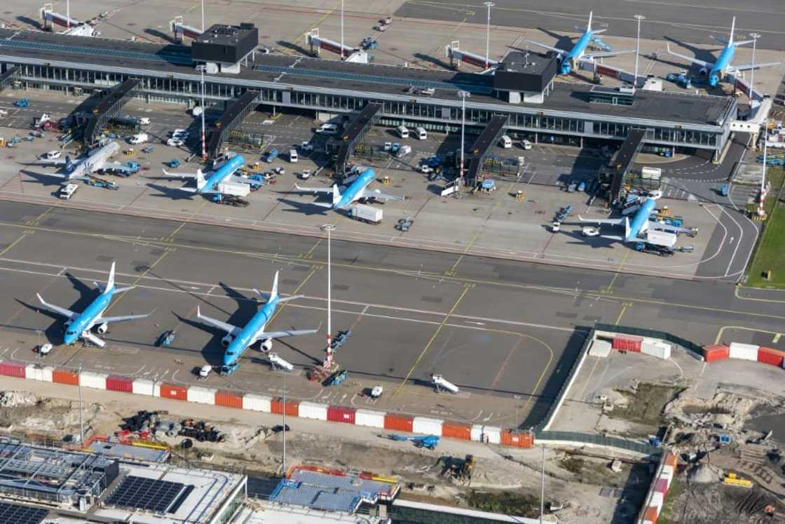 Residents of the area around Schiphol, a densely populated zone, have regularly complained about the airport's noise nuisance Residents of the area around Schiphol, a densely populated zone, have regularly complained about the airport's noise nuisance