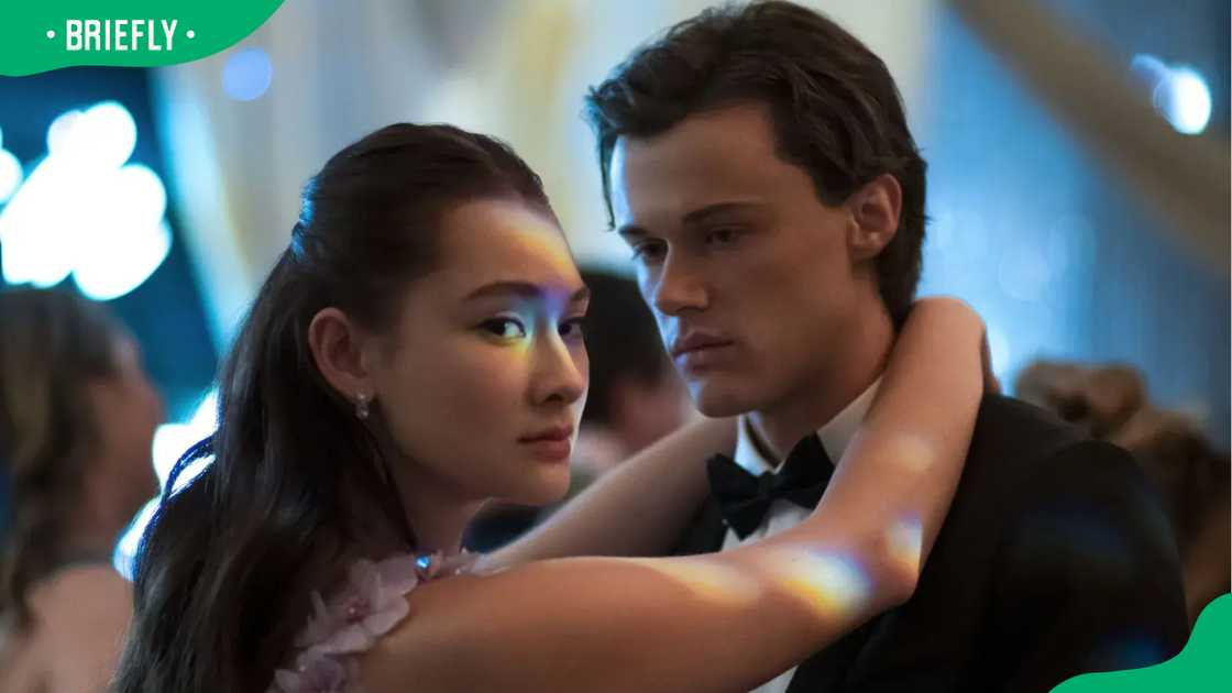 Belly and Conrad dancing at their prom. Belly and Conrad dancing at their prom.