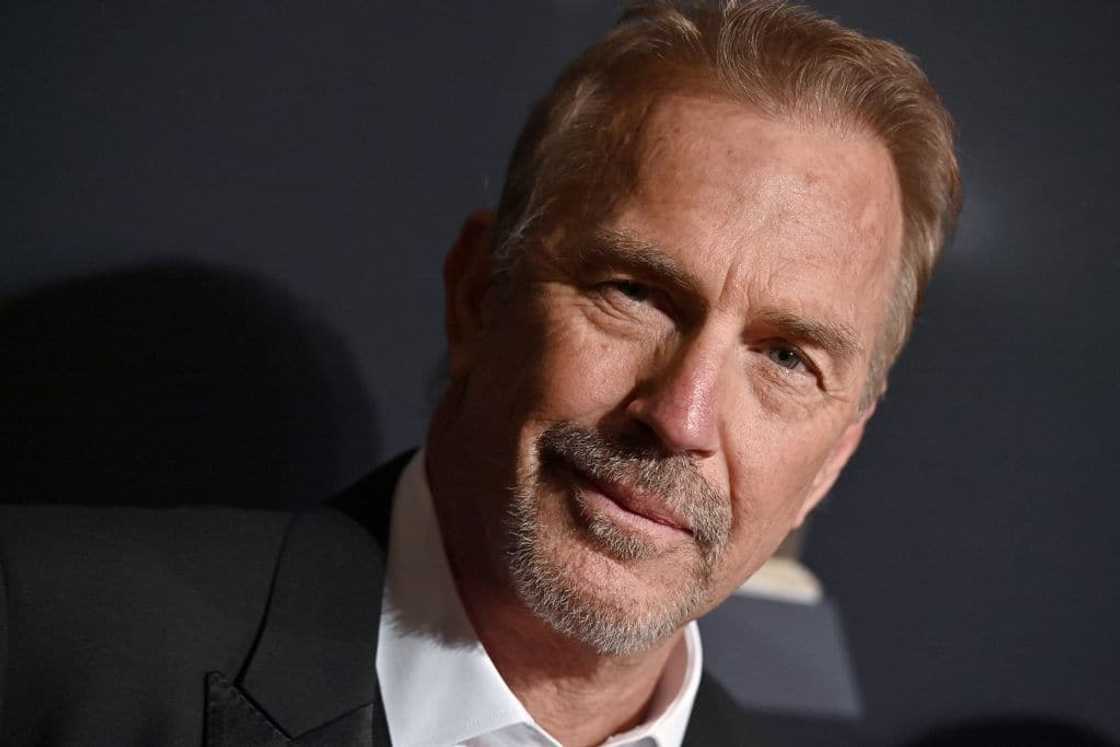 is Kevin Costner missing a finger