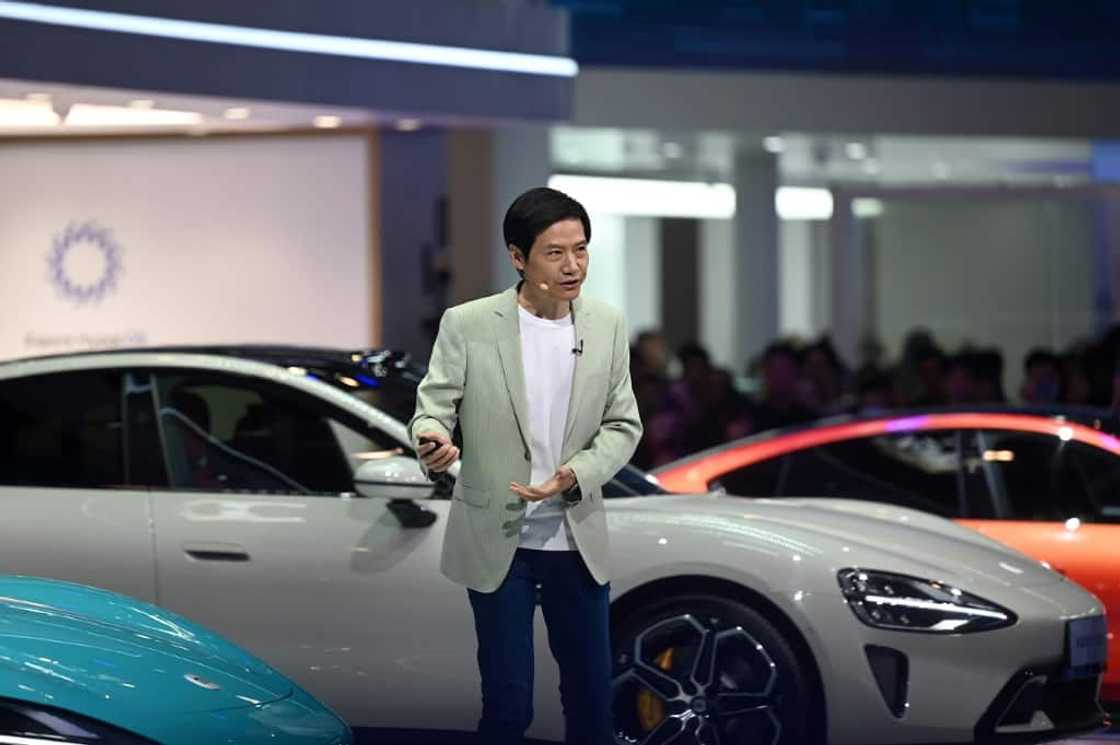 Lei Jun was mobbed by scores of people at the car show Lei Jun was mobbed by scores of people at the car show