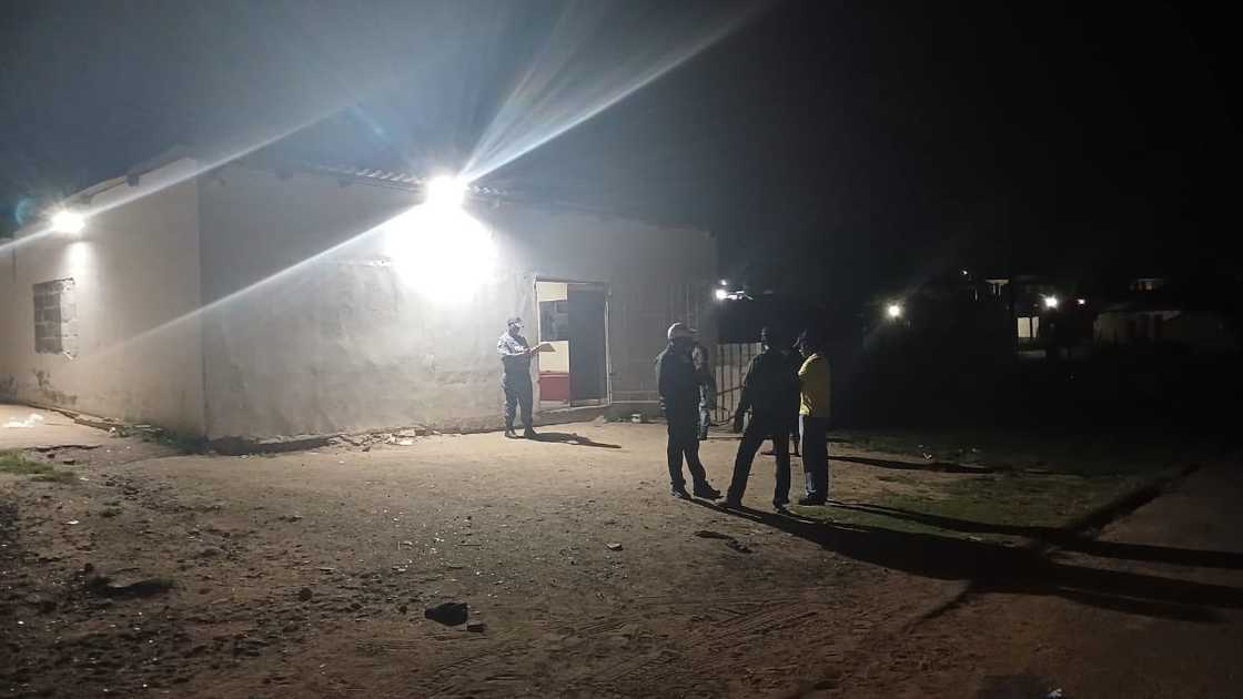 4 Killed and 4 others injured at KZN tavern, including 2 off-duty cops 4 Killed and 4 others injured at KZN tavern, including 2 off-duty cops