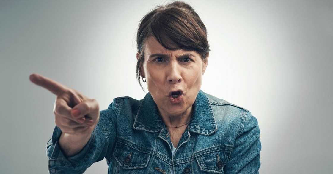 Lady, warn in Afrikaans, speak Afrikaans, Afrikaans language, men in pool, electrical chords, dangerous activities Lady, warn in Afrikaans, speak Afrikaans, Afrikaans language, men in pool, electrical chords, dangerous activities