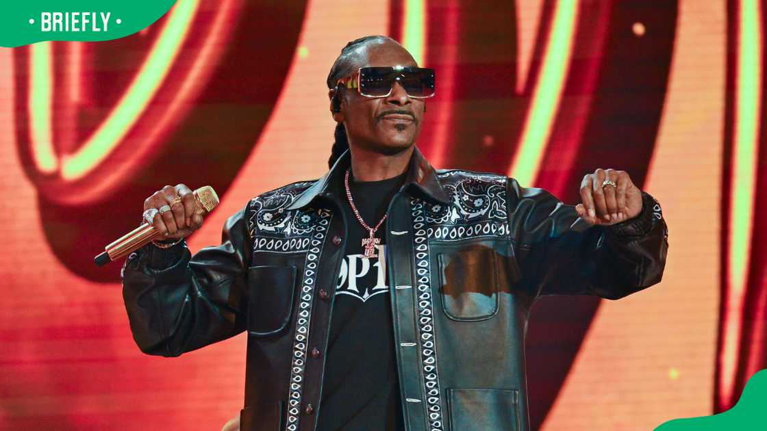 Snoop Dogg performing in Times Square Snoop Dogg performing in Times Square