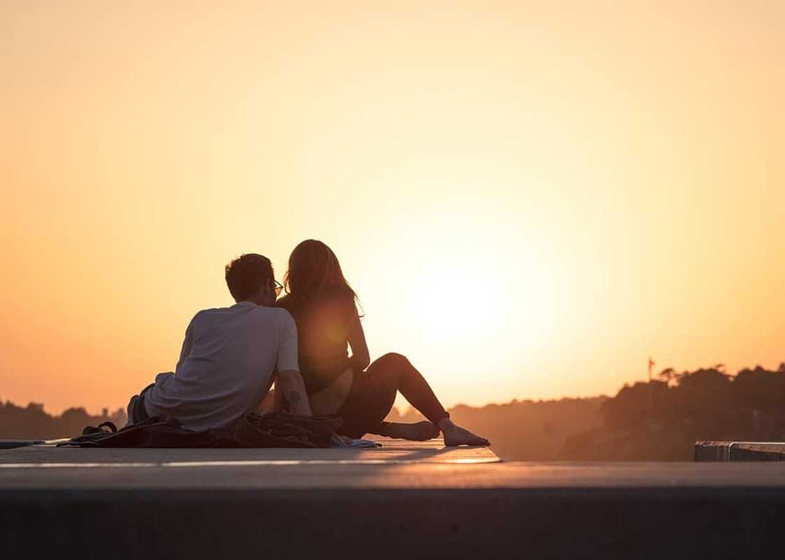 Interesting topics to talk about with a girl to avoid losing her attention Interesting topics to talk about with a girl to avoid losing her attention