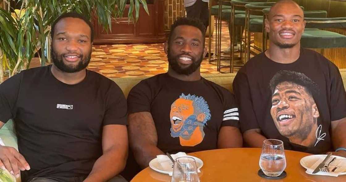 Siya Kolisi chills with Springboks teammates Siya Kolisi chills with Springboks teammates