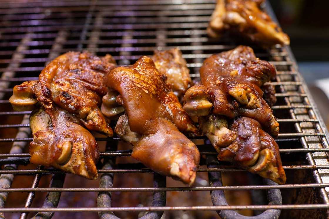 Pig's feet on the grill Pig's feet on the grill