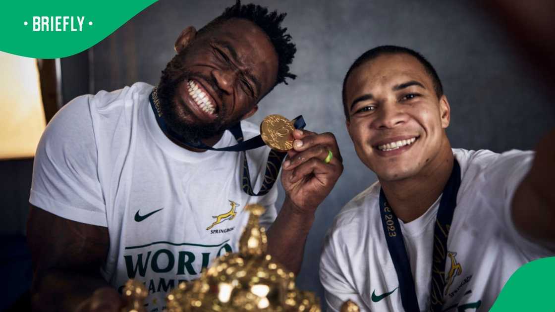 Siya Kolisi mocked Cheslin Kolbe's height. Siya Kolisi mocked Cheslin Kolbe's height.