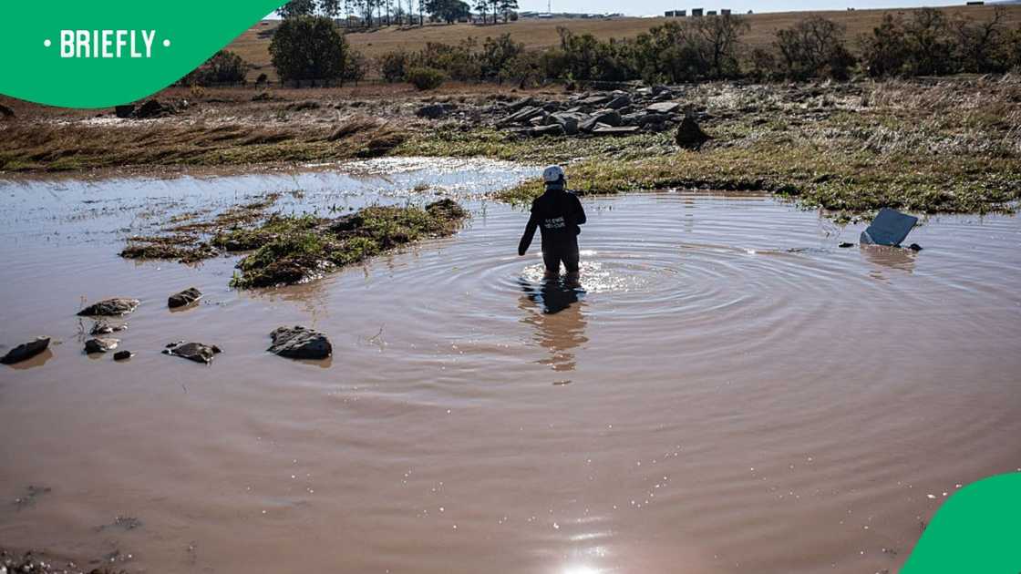 Rescuers are still looking for the bodies of those who died in the floods Rescuers are still looking for the bodies of those who died in the floods